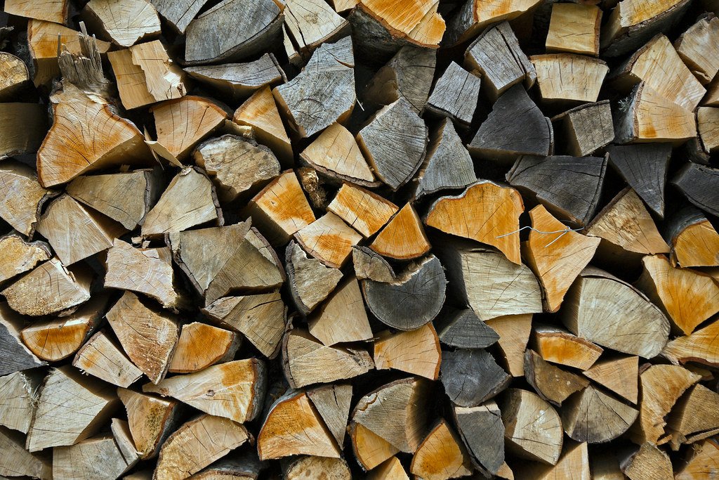 Bois de chauffage sec empilé